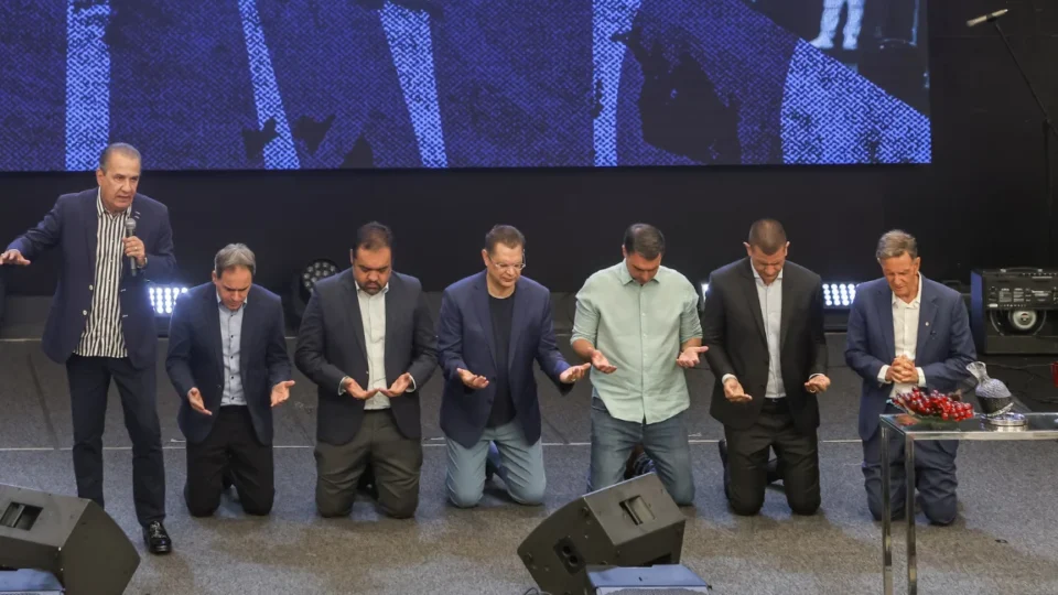 Entidade pede a MP inelegibilidade de Flávio Bolsonaro, após culto de Malafaia virar comício