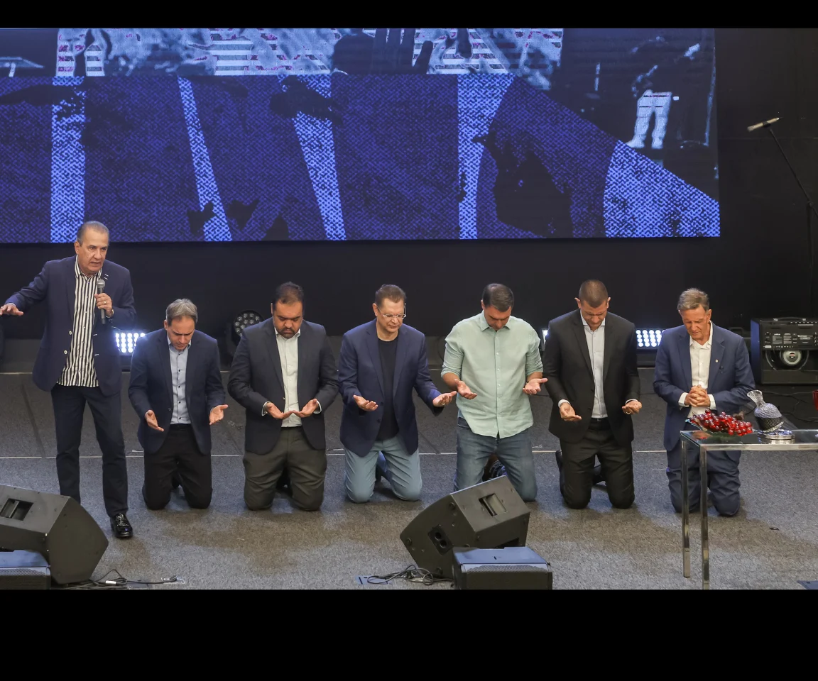 Malafaia, Flávio Bolsonaro, Douglas Ruas e outros em templo. Foto: Renan Areias/Folhapress