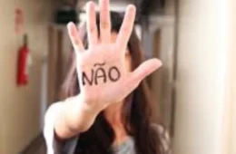 Quase 50% das mulheres maiores de 16 anos sofreram assédio em 2025