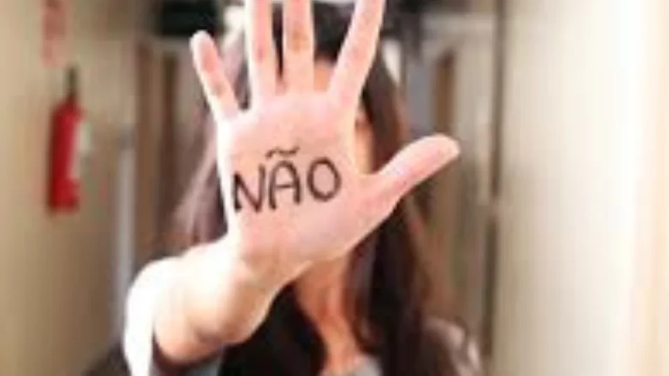 Quase 50% das mulheres maiores de 16 anos sofreram assédio em 2025