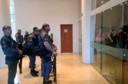 PM cerca reitoria da USP ocupada por estudantes e corta água e luz