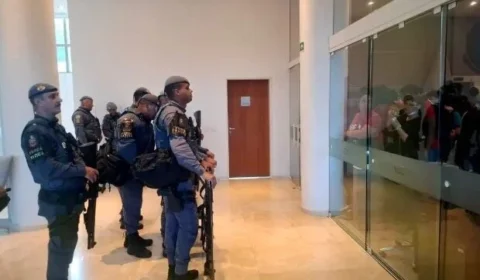 PM cerca reitoria da USP ocupada por estudantes e corta água e luz