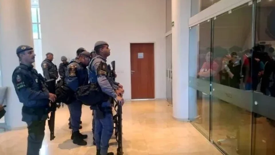 PM cerca reitoria da USP ocupada por estudantes e corta água e luz