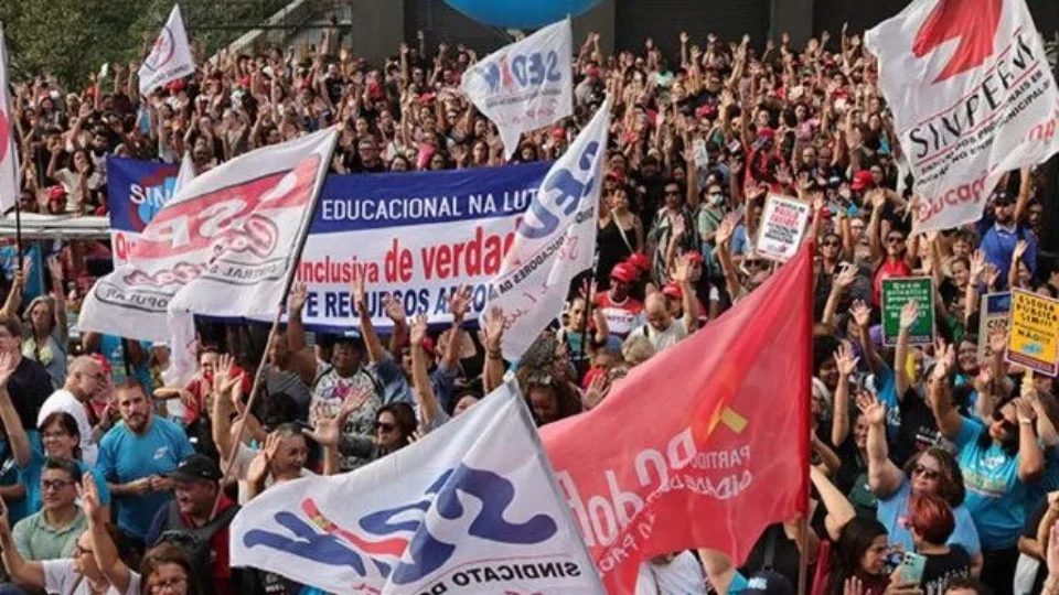 Em greve, trabalhadores da educação rejeitam proposta de Nunes e fazem ato em SP