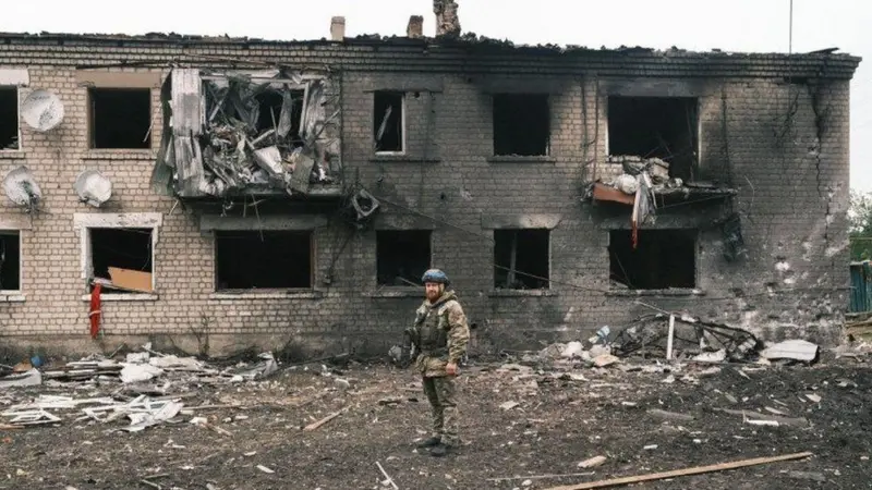 Ruínas de um edifício residencial atingido por bombardeios no contexto da Guerra na Ucrânia. O cenário exemplifica os conflitos violentos que marcam a transição para a multipolaridade.