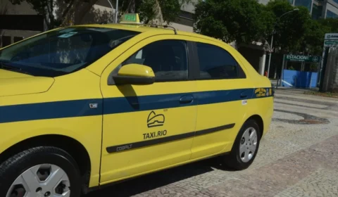 Taxista é preso sob suspeita de cobrar R$ 3.400 de turistas alemães em Copacabana