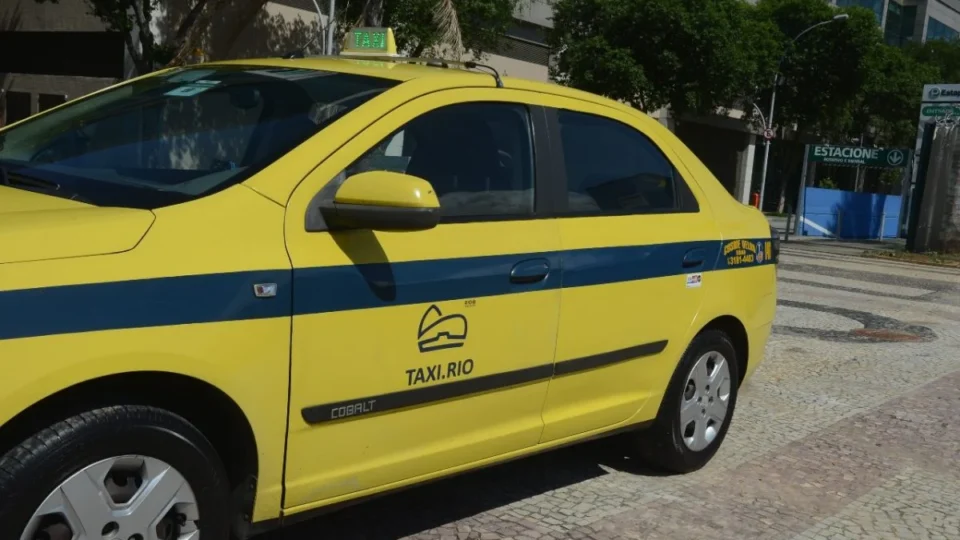 Taxista é preso sob suspeita de cobrar R$ 3.400 de turistas alemães em Copacabana