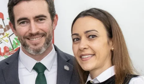 Governo de SC contraria lei ao empregar esposa de procurador-geral em cargo de R$ 15 mil