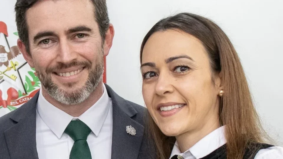Governo de SC contraria lei ao empregar esposa de procurador-geral em cargo de R$ 15 mil