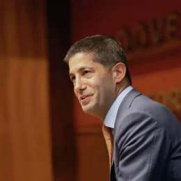 Kevin Warsh assume Banco Central dos EUA; entenda os impactos para o Brasil