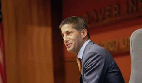 Kevin Warsh assume Banco Central dos EUA; entenda os impactos para o Brasil
