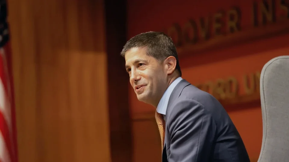 Kevin Warsh assume Banco Central dos EUA; entenda os impactos para o Brasil