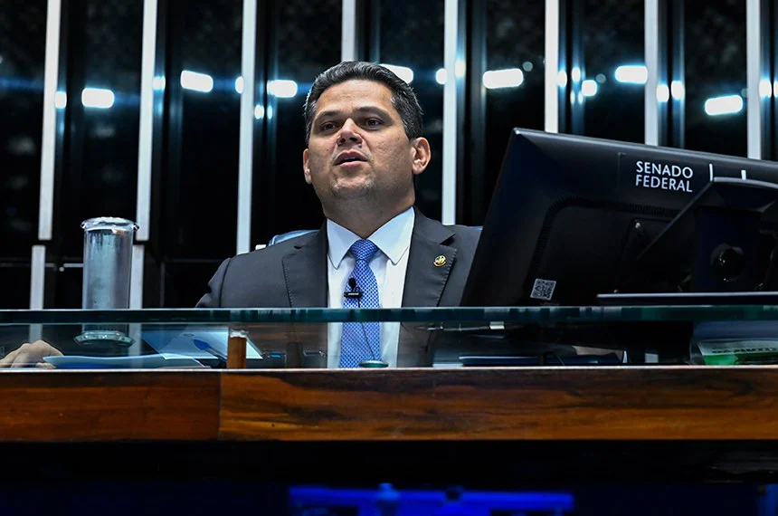 Alcolumbre oficializa PL da Dosimetria e abre caminho para redução de penas ligadas ao 8/1