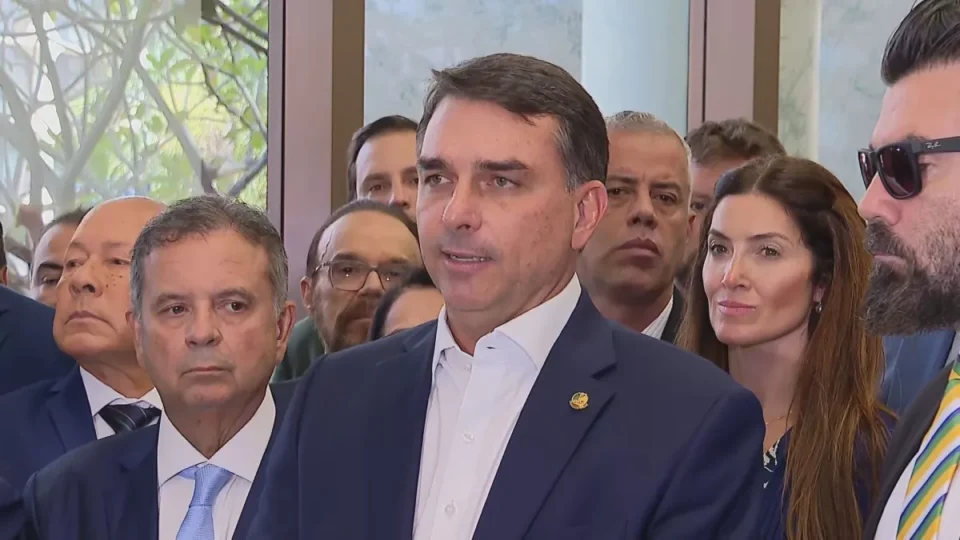 Argumentos de Flávio Bolsonaro contra pesquisa são frágeis, dizem especialistas