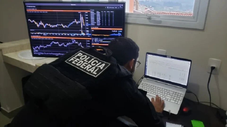 Polícia encontra fazenda clandestina de criptomoedas em operação contra o Comando Vermelho