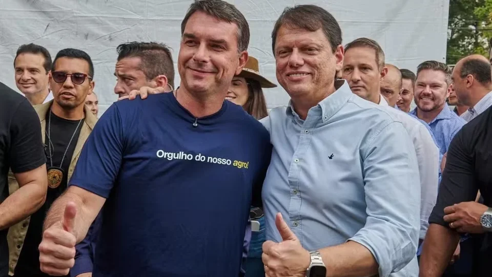Tarcísio vira alvo de ação por campanha eleitoral antecipada