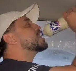 Homem bebendo detergente Ypê