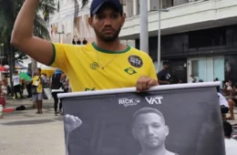 PMs agridem Rick Azevedo após panfletagem contra escala 6×1 no show da Shakira