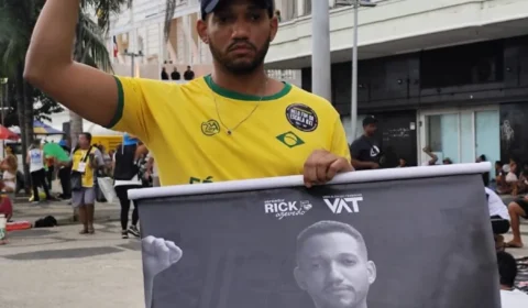 PMs agridem Rick Azevedo após panfletagem contra escala 6×1 no show da Shakira
