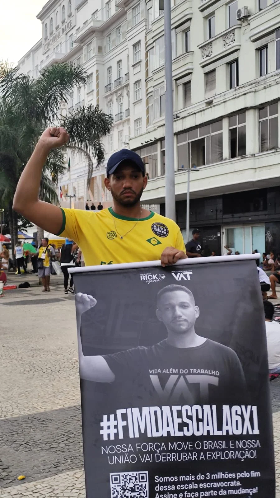 PMs agridem Rick Azevedo após panfletagem contra escala 6×1 no show da Shakira