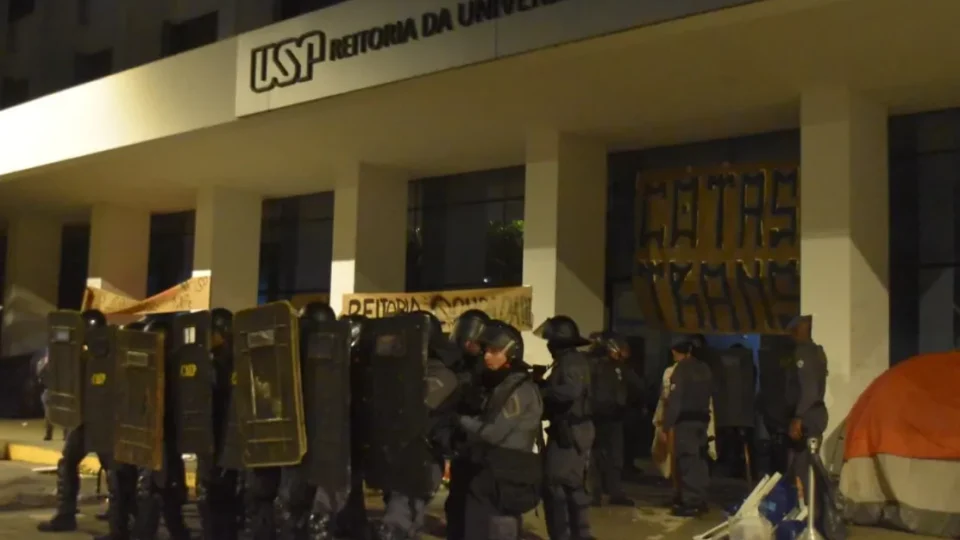 PM usa bombas, ‘corredor polonês’ e gás para desocupar reitoria da USP
