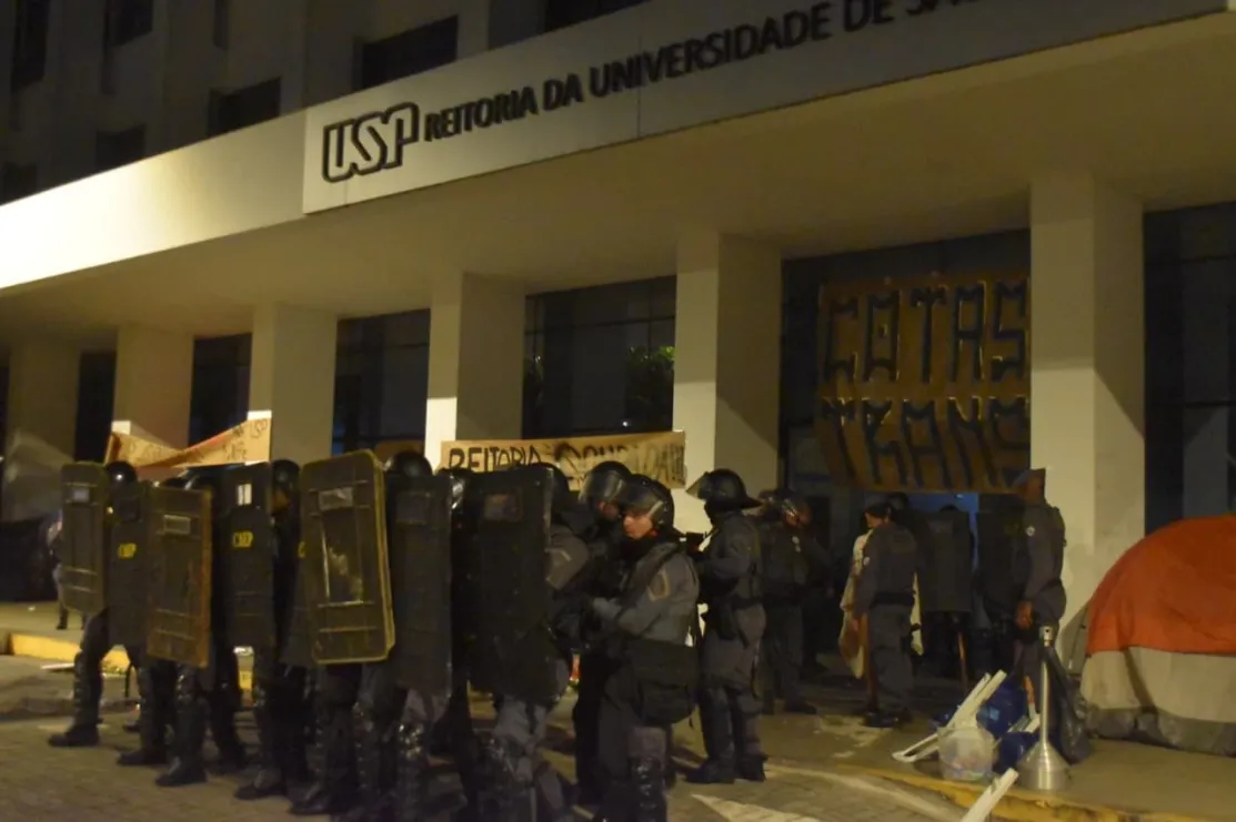 PM usa bombas, ‘corredor polonês’ e gás para desocupar reitoria da USP