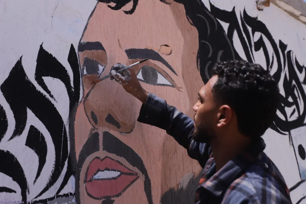 Em meio aos escombros, ativista brasileiro Thiago Ávila vira mural em Gaza