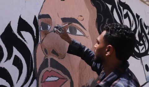 Em meio aos escombros, ativista brasileiro Thiago Ávila vira mural em Gaza