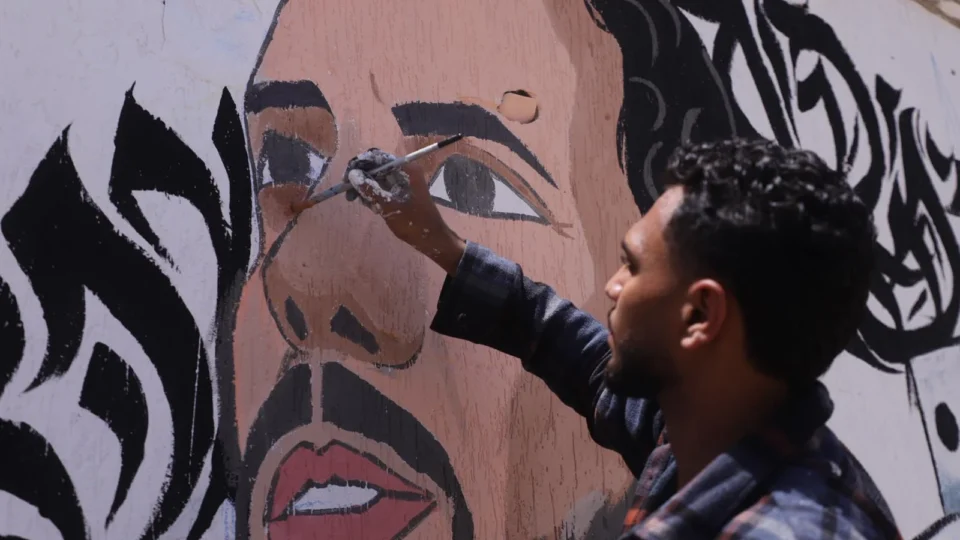 Em meio aos escombros, ativista brasileiro Thiago Ávila vira mural em Gaza