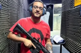 Diego Quaquá, presidente do PT-RJ, posa com armas e anuncia que está fazendo aula de tiro 