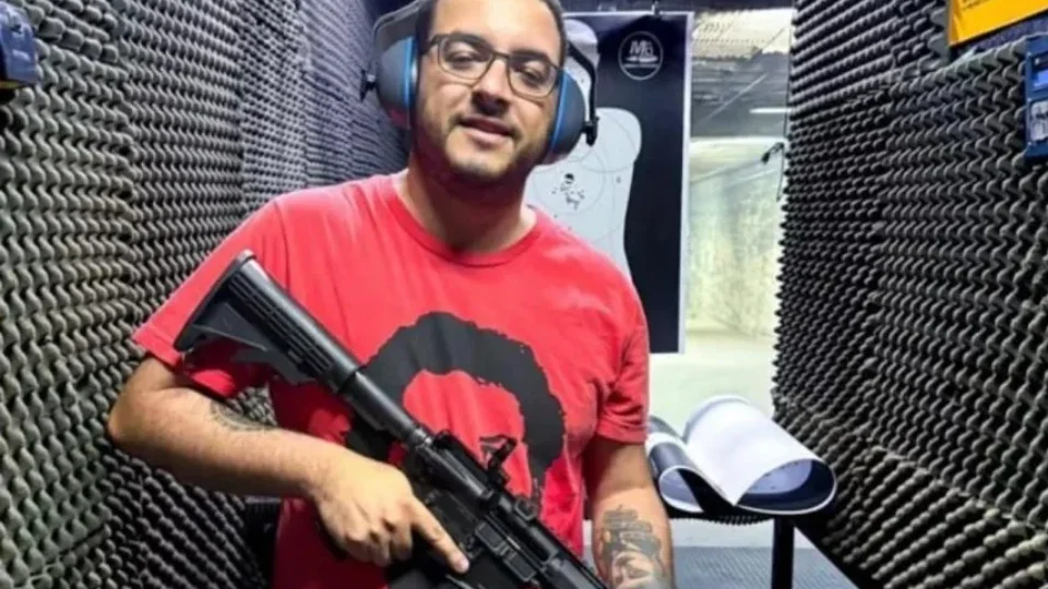 Diego Quaquá, presidente do PT-RJ, posa com armas e anuncia que está fazendo aula de tiro 