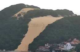 Sigla de facção é escrita na areia do Morro do Careca, cartão-postal de Natal