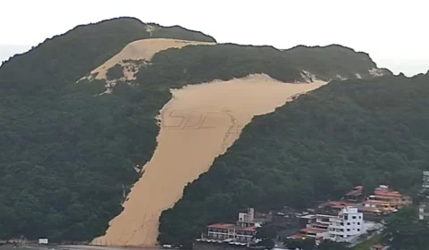 Sigla de facção é escrita na areia do Morro do Careca, cartão-postal de Natal