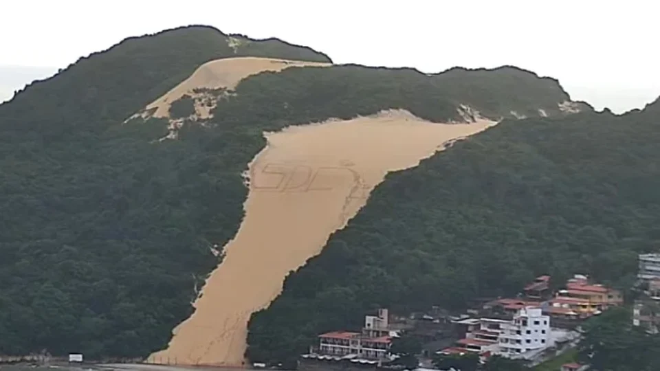 Sigla de facção é escrita na areia do Morro do Careca, cartão-postal de Natal