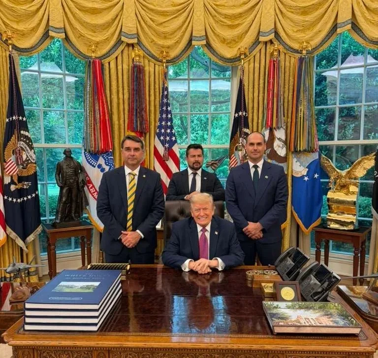Flávio Bolsonaro, Paulo Figueiredo e Eduardo Bolsonaro junto com Donald Trump