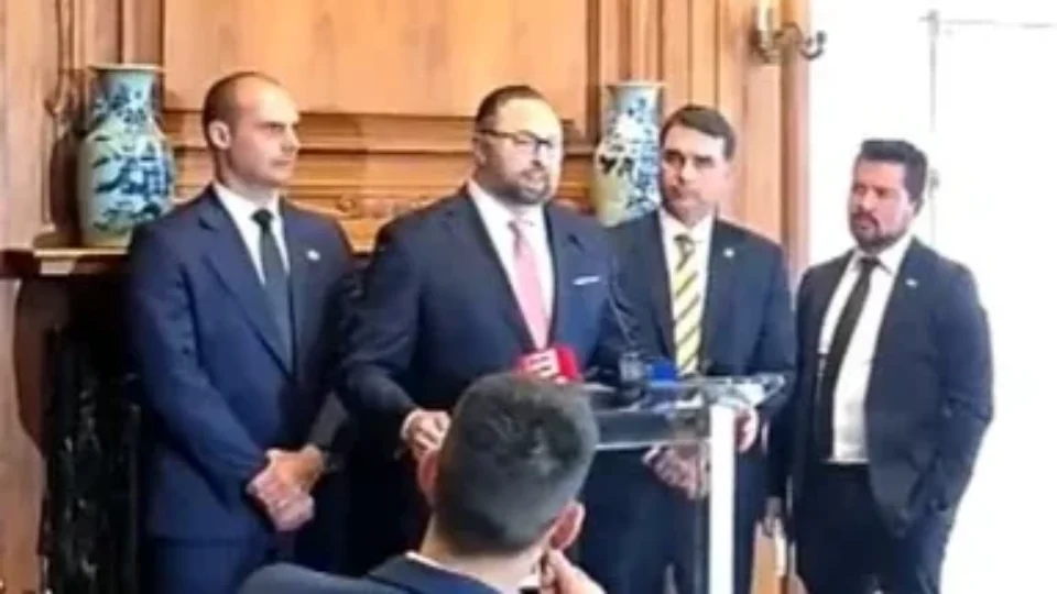 Conselheiro de Trump evita declarar apoio a Flávio Bolsonaro nos EUA