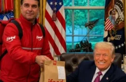 Foto de Flávio Bolsonaro com Trump rende enxurrada de memes nas redes