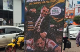 Multidão destrói painel com montagem de Bolsonaro agredindo jogador no Paraguai