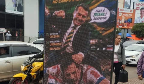 Multidão destrói painel com montagem de Bolsonaro agredindo jogador no Paraguai
