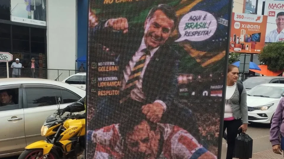 Multidão destrói painel com montagem de Bolsonaro agredindo jogador no Paraguai