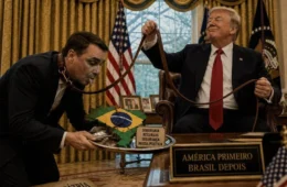 Subserviência de Flávio Bolsonaro a Trump inspira onda de memes nas redes sociais
