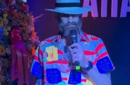Com roda de samba e show de rock, advogado com câncer terminal festeja a vida no próprio velório