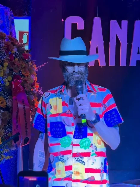 Com roda de samba e show de rock, advogado com câncer terminal festeja a vida no próprio velório