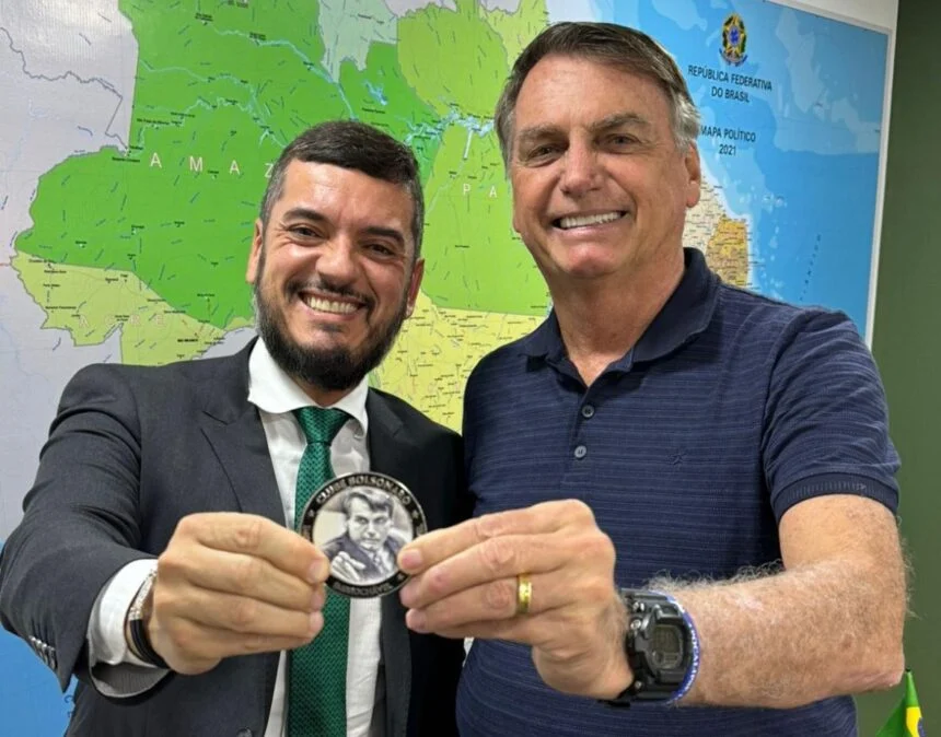 Jair Bolsonaro entregou medalha a Rodrigo Bacellar. (Foto: Reprodução)