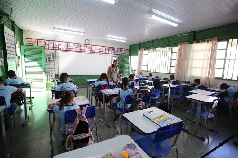 Senado aprova aumento de piso salarial dos professores; reajuste vale para temporários
