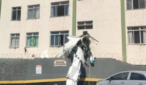 Avião monomotor cai e atinge prédio em Belo Horizonte; ao menos 2 morreram