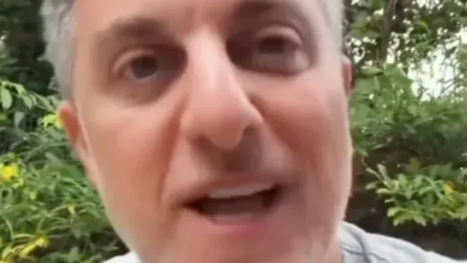 Criticado por atacar Bolsa Família, Luciano Huck diz que fala estava ‘fora de contexto’