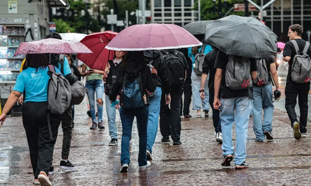 Brasil tem terça-feira de contrastes com temporais no Sul e seca no Centro-Oeste