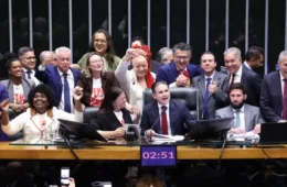 Câmara aprova, em dois turnos, PEC pelo fim da escala 6×1; texto vai ao Senado