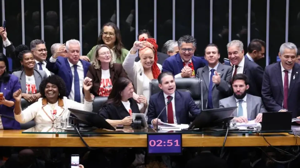 Câmara aprova, em dois turnos, PEC pelo fim da escala 6×1; texto vai ao Senado